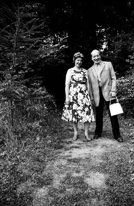 21.11.26–28.02.27<br>AHLEN | Kunstmuseum Ahlen: Anna & Bernhard Blume Schwarz-Weiß-Fotografie „Waldeslust (Im Wald)“ von Anna und Bernhard Blume aus den Jahren 1982/83: Das Künstlerpaar steht nebeneinander auf einem Waldweg. Anna Blume trägt ein geblümtes Kleid, Bernhard Blume ein kariertes Sakko und hält eine helle Tasche in der Hand.